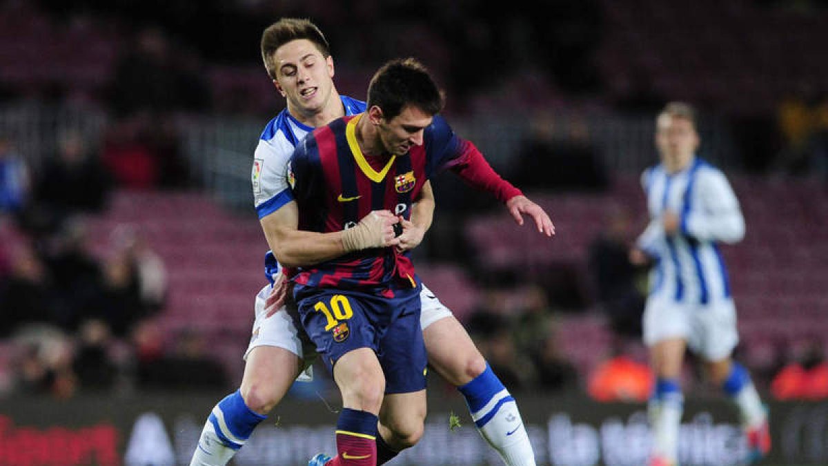 Jon Gaztañaga sujeta a Leo Messi en un lance de un partido.