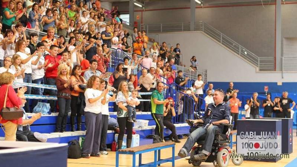 Los leoneses entregan a Mogena la recaudación del 21 de junio.