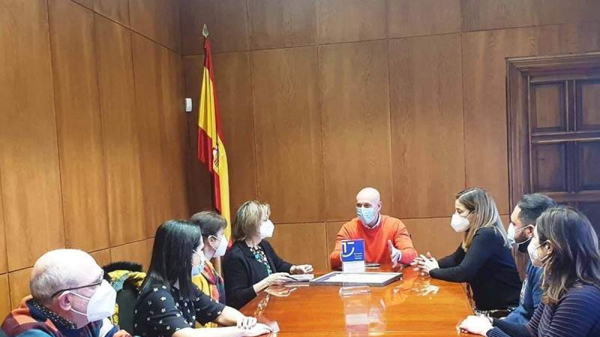 Los representantes de Conoce León y del gobierno local, ayer en el Ayuntamiento. DL