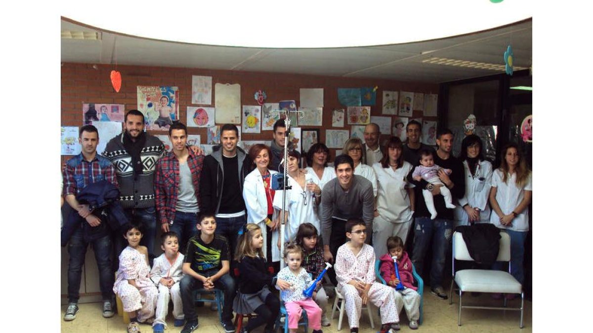 Jugadores y técnicos estuvieron ayer con los niños en el Hospital del Bierzo.