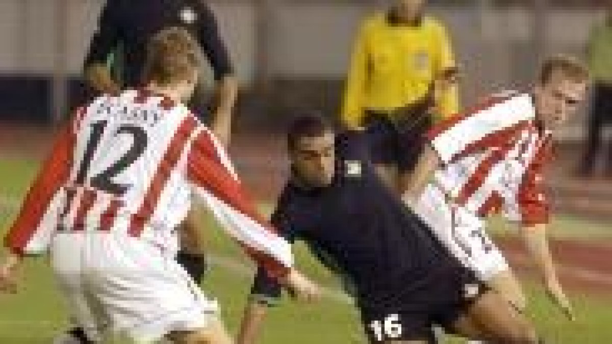 Denilson intenta escaparse del acoso de dos jugadores del Viktoria Zizkov