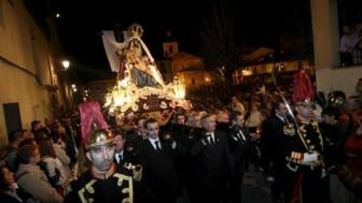 Miles de fieles arroparon el lento avance de una madre con su hijo muerto entre los brazos