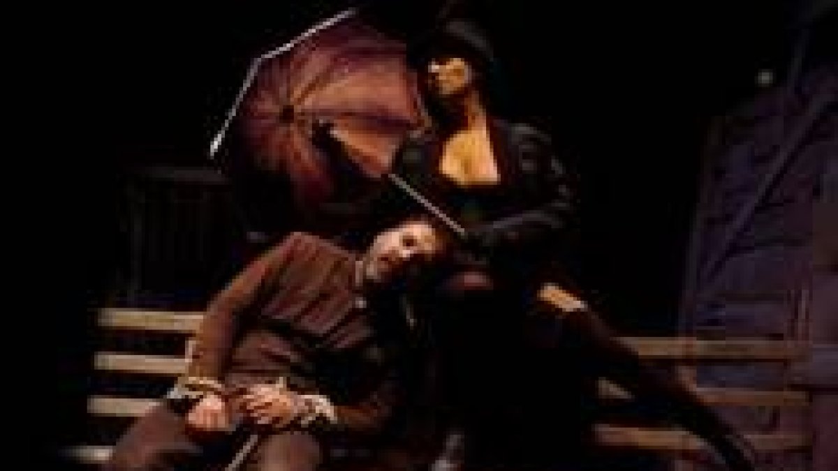Dos de los actores del reparto de «Celama», durante un ensayo de la adaptación teatral