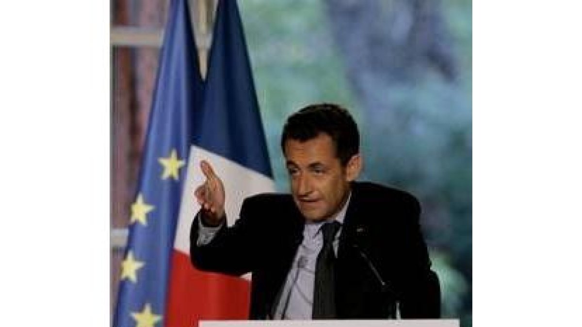 El presidente francés Sarkozy durante su intervención en el Elíseo