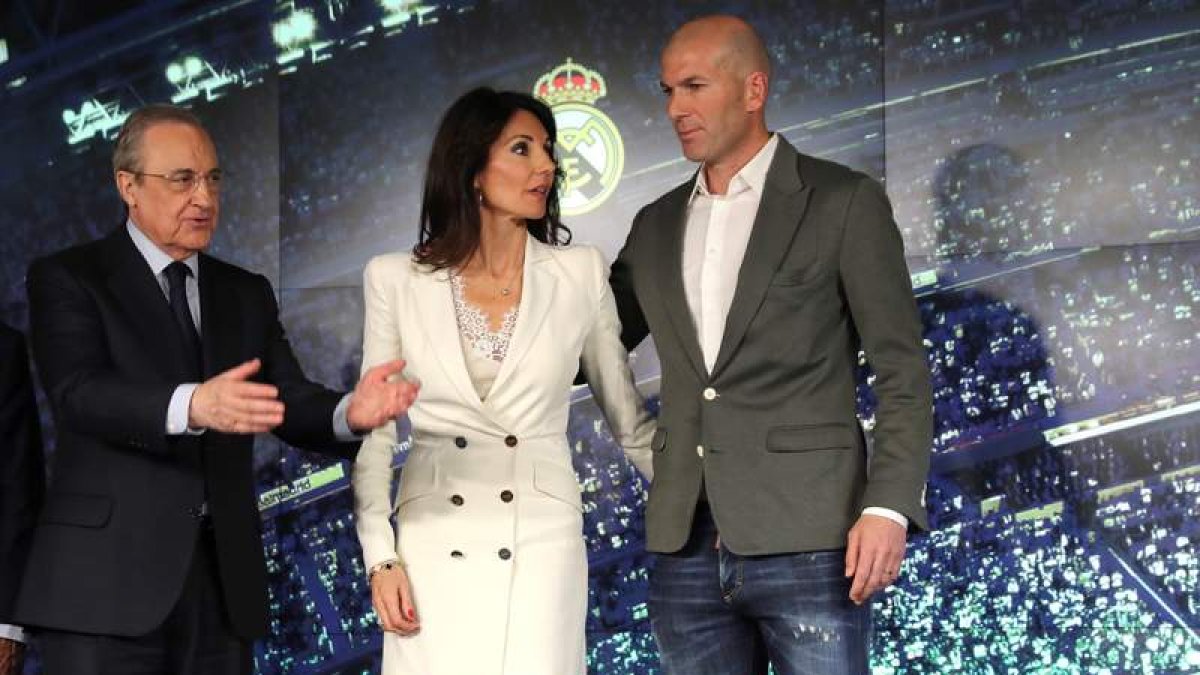 El nuevo entrenador del Madrid, Zinedine Zidane, junto a su mujer Veronique y al presidente Florentino Pérez. BALLESTEROS