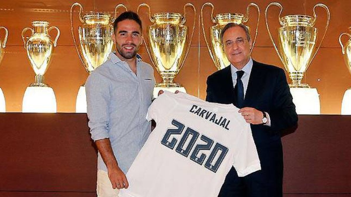 Florentino Pérez entrega una camiseta a Carvajal con el dorsal 2020, tras firmar el lateral la ampliación de contrato.