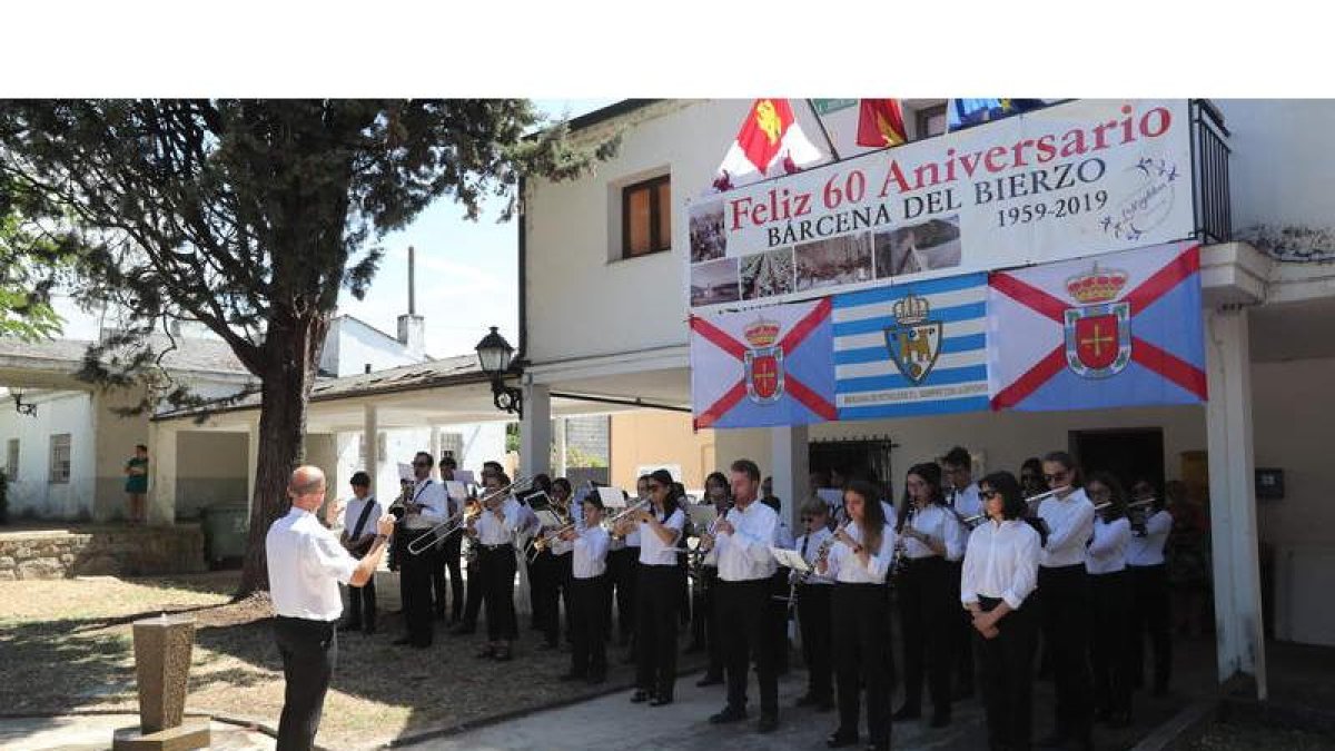 Bárcena del Bierzo desplegó una pancarta conmemorativa de sus 60 años de existencia y celebró con música la efeméride.
