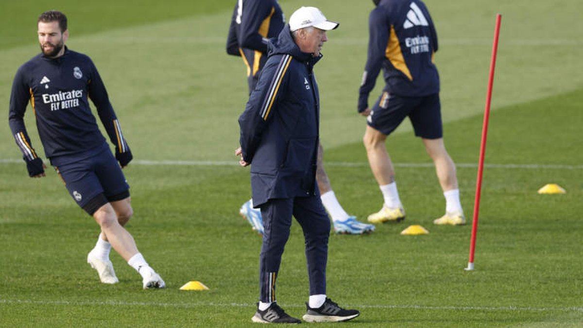 Ancelotti, junto a Nacho, en un entrenamiento de la presente temporada. JAVIER LIZÓN