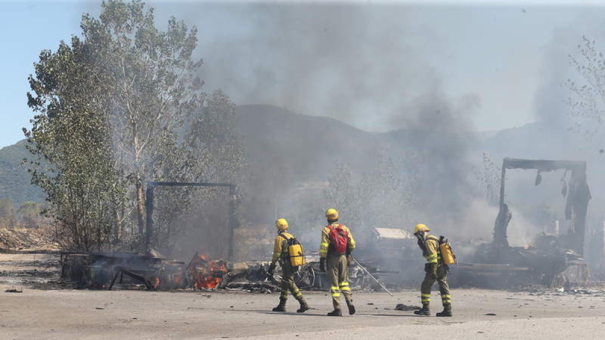 Los bomberos en las labores de extinción del incendio al que ayer se referían los concejales. A. F. BARREDO