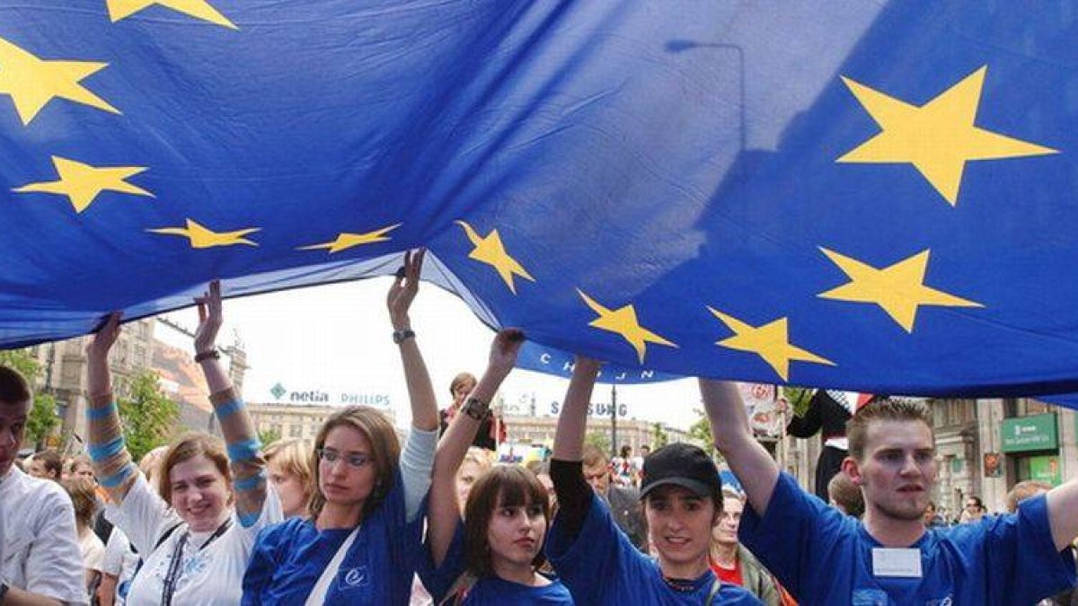 Estudiantes polacos portan una bandera de la UE en una manifestación celebrada en mayo del 2005.