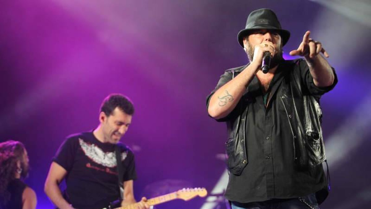 El grupo de rock Marea no defraudó a los miles de aficionados que acudieron al concierto.