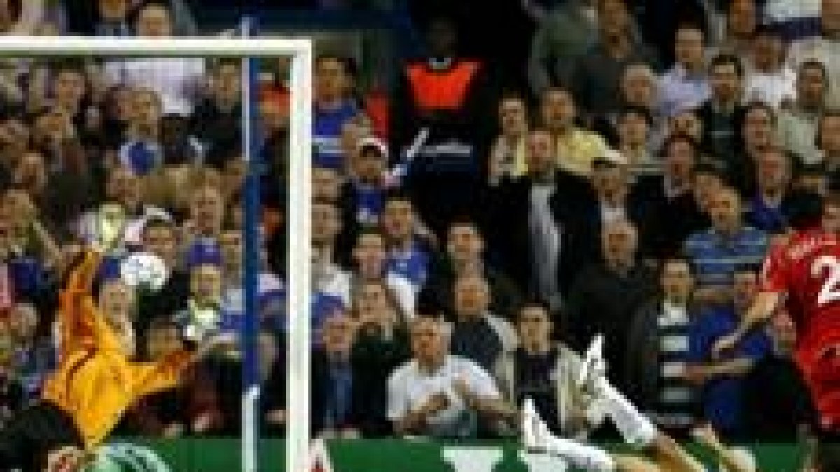 Cole marcó el gol del Chelsea al español del Liverpool Reina