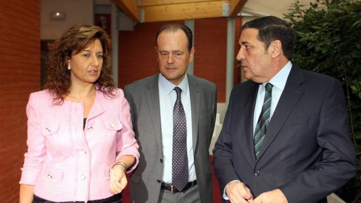Begoña Hernández, Sáez Aguado y el presidente de TCD Pharma, Pablo Cabello.