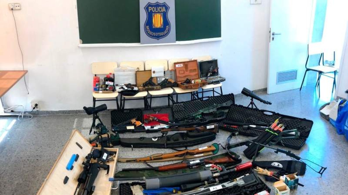Material incautado por los Mossos al francotirador que quería matar al presidente Sánchez. EFE