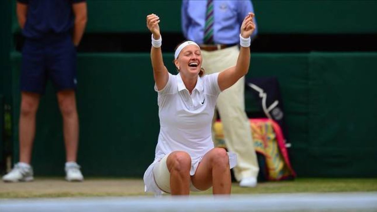 La checa Petra Kvitova se deja caer tras ganar el último punto de final de Wimbledon a la canadiense Eugenie Bouchard.