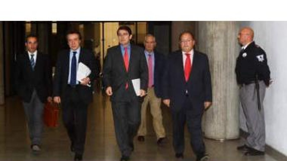 Los consejeros De Santiago-Juárez y Fernández Mañueco con el delegado de la Junta, Eduardo Fernández
