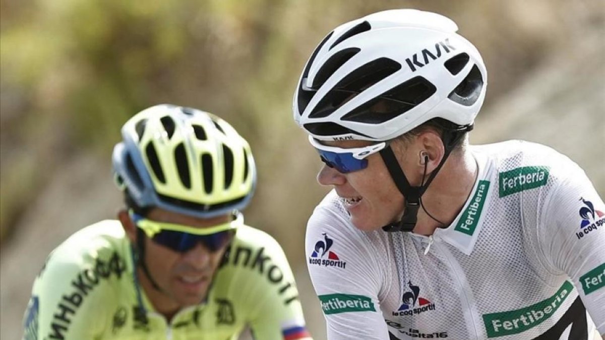 Alberto Contador, detrás de Chris Froome, en ruta hacia Aitana.