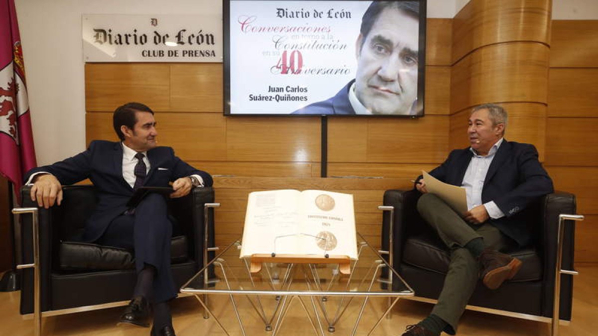Suárez-Quiñones, entrevistado por Joaquín S. Torné en el Club de Prensa de Diario de León. RAMIRO