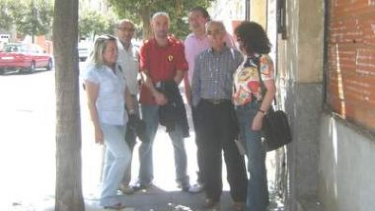 Representantes de la oposición en el Ayuntamiento, con los vecinos de El Ejido.