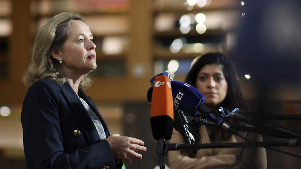 Nadia Calviño, ayer, en Bruselas, atiende a los medios tras conocerse la noticia. OLIVER HOSLET
