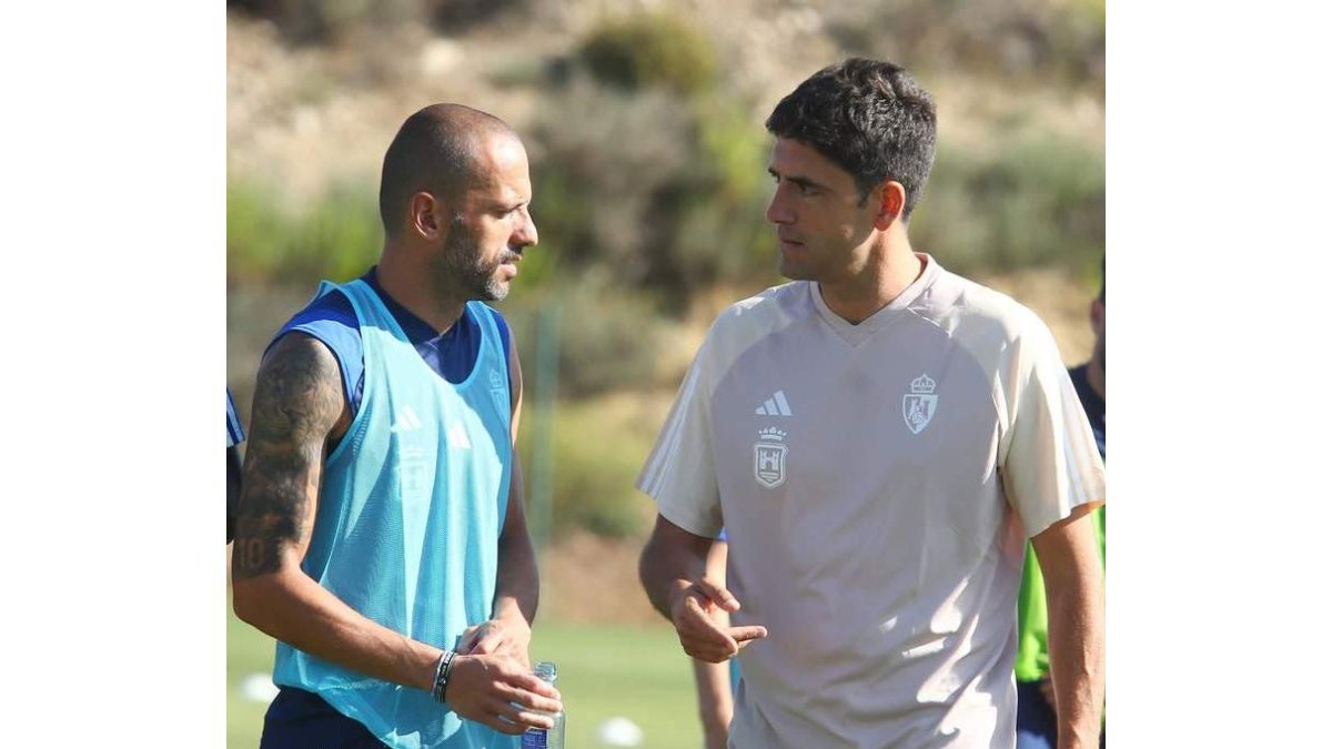 Yuri conversa con el técnico en el entrenamiento de ayer. SDP