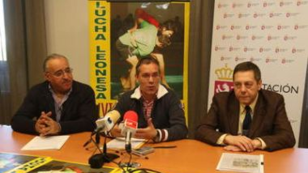 López de Benito, escoltado por Miguel Ángel Sánchez (secretario federativo) y Máximo Cayón, de Caja