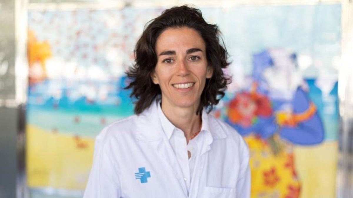 La doctora Patricia Pozo, en los jardines del Hospital del Vall d'Hebron.