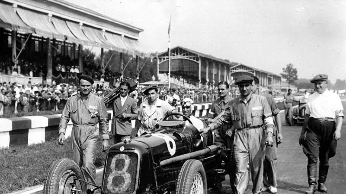 Tazio Nuvolari, «El Mantovano Volador», al volante del 6C (Monza, 1934) con el que tantas victorias cosechase.