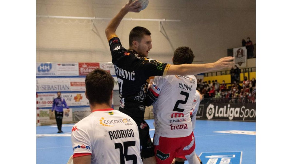 Jozinovic en una acción de ataque del Ademar frente al Nava antes de que cayera lesionado. DANI PÉREZ/LOF