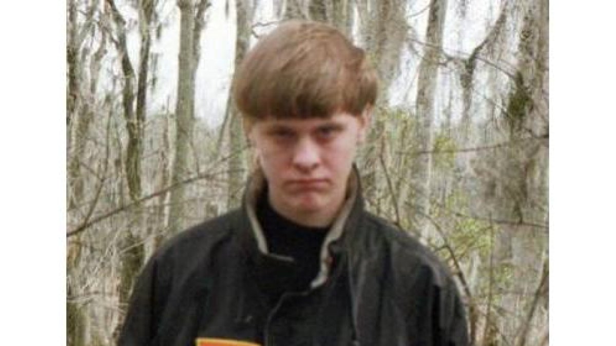 Dylan Roof, con la bandera sudafricana del apartheid bordada en la chaqueta.
