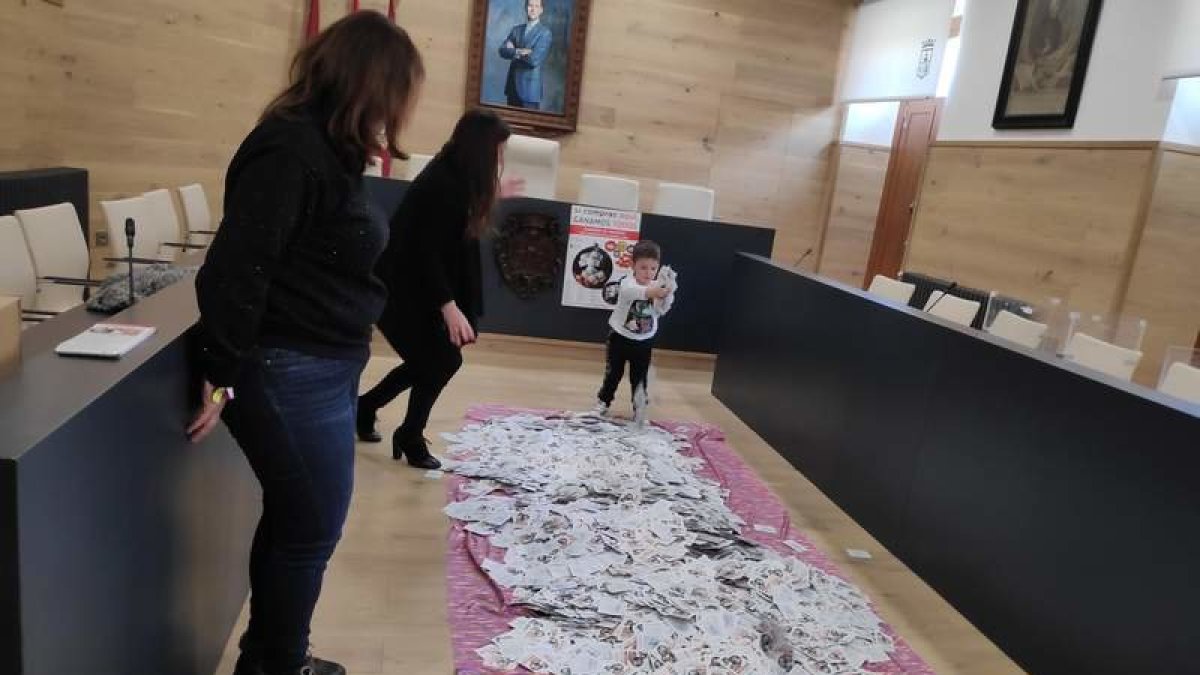 La mano inocente del niño que eligió los premios. A. R.