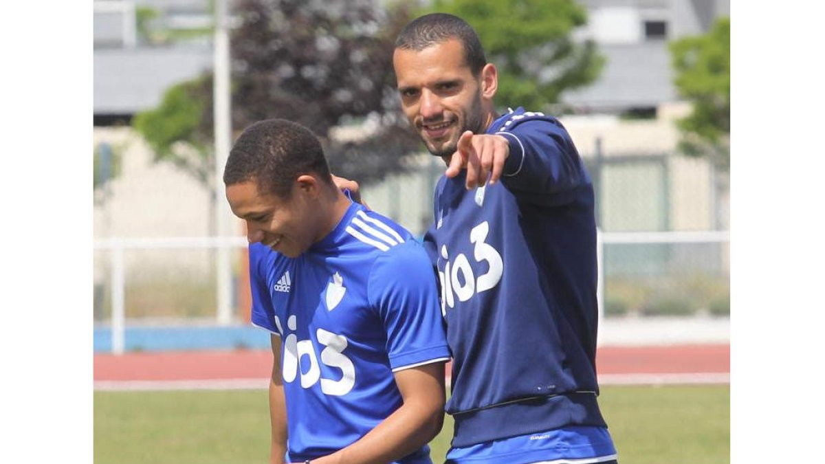 Wellington y Yuri, con cara de felicidad tras ganar en Murcia, durante el entrenamiento de ayer.