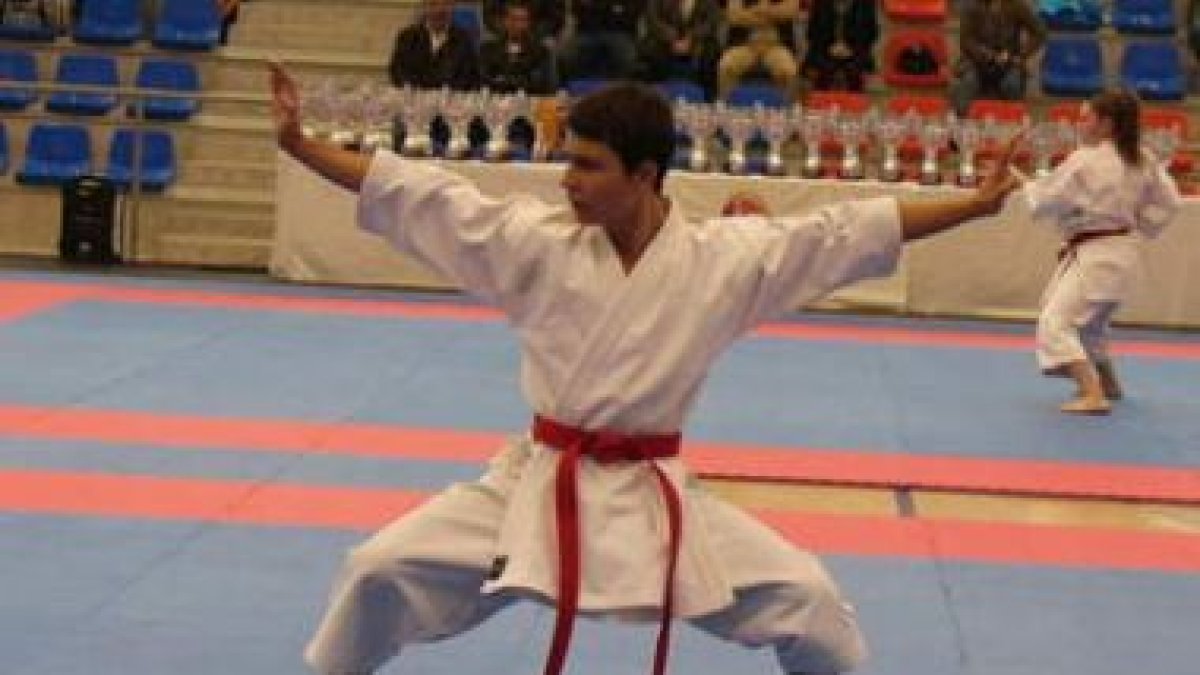 El joven karateca ponferradino durante una exhibición de katas.