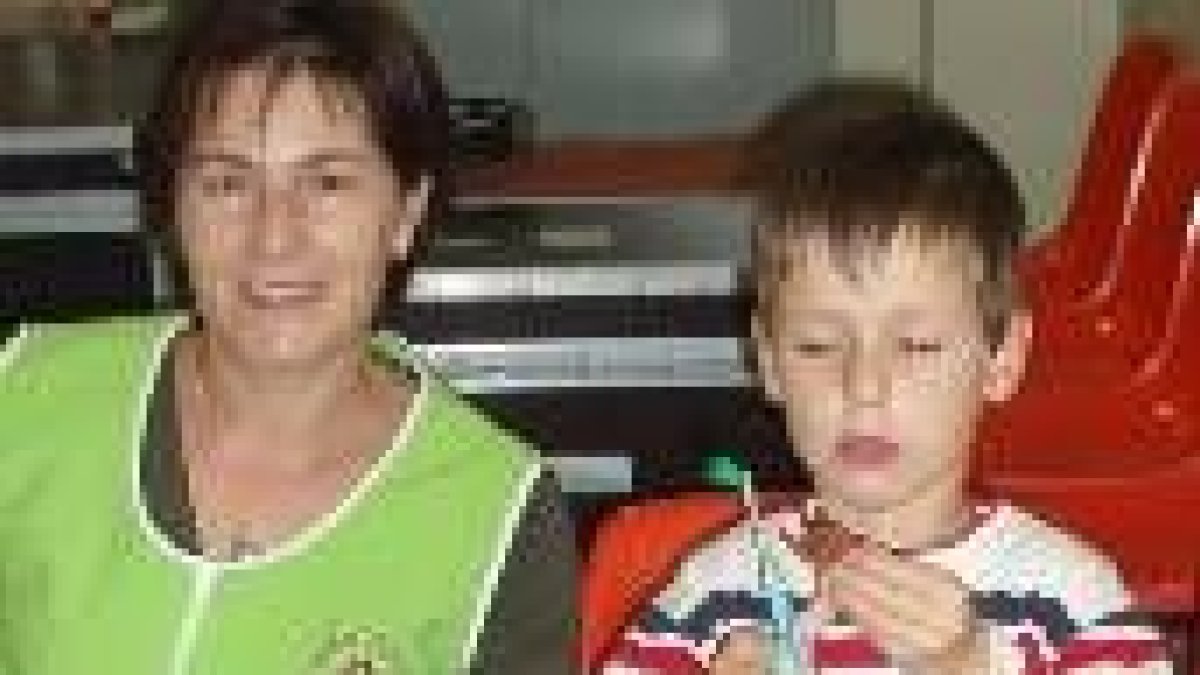 Un niño juega con una cuidadora en una de las guarderías del municipio