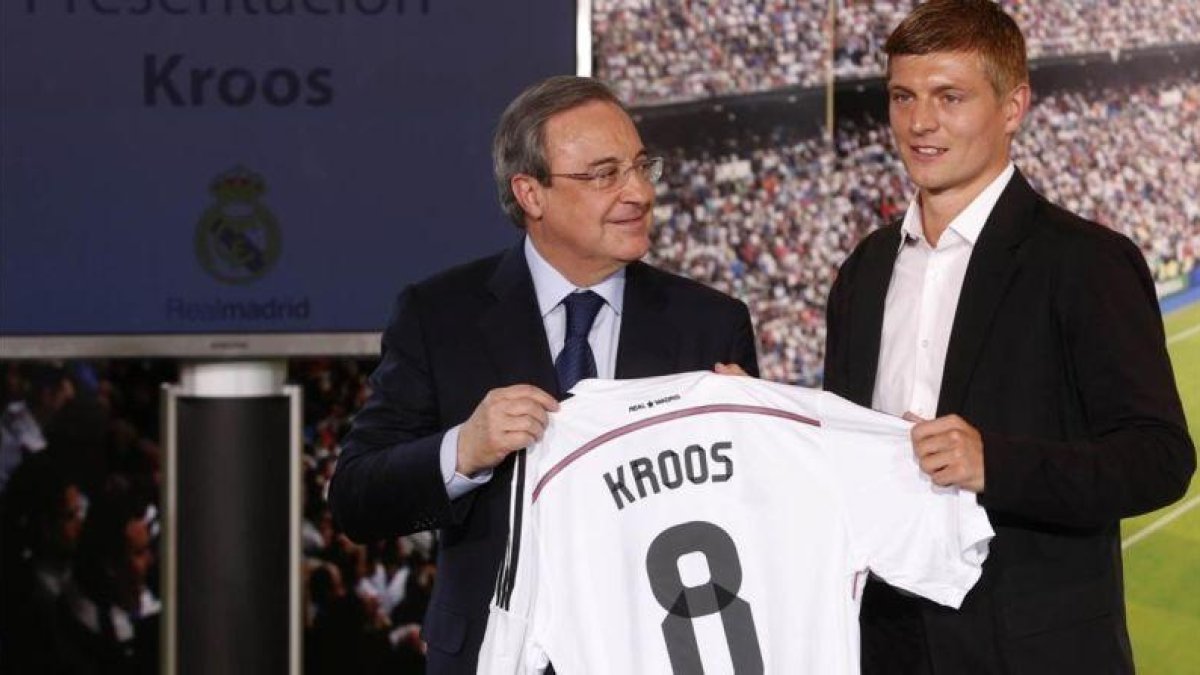Toni Kroos junto a Florentino Pérez el día de la presentación del jugador alemán en julio del 2014.