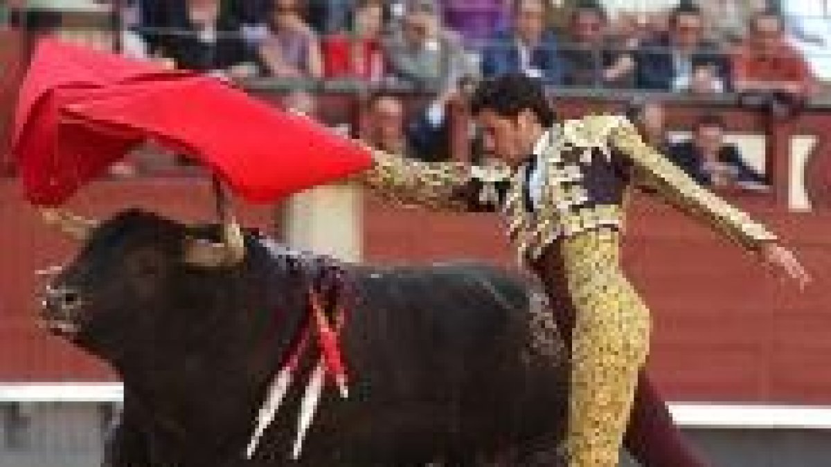 José Ignacio Uceda da un pase con la muleta a uno de sus astados en la plaza de Las Ventas