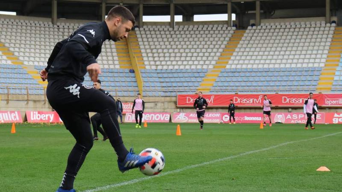 Álex Escardó durante un entrenamiento de la Cultural en el estadio Reino de León. CYDL