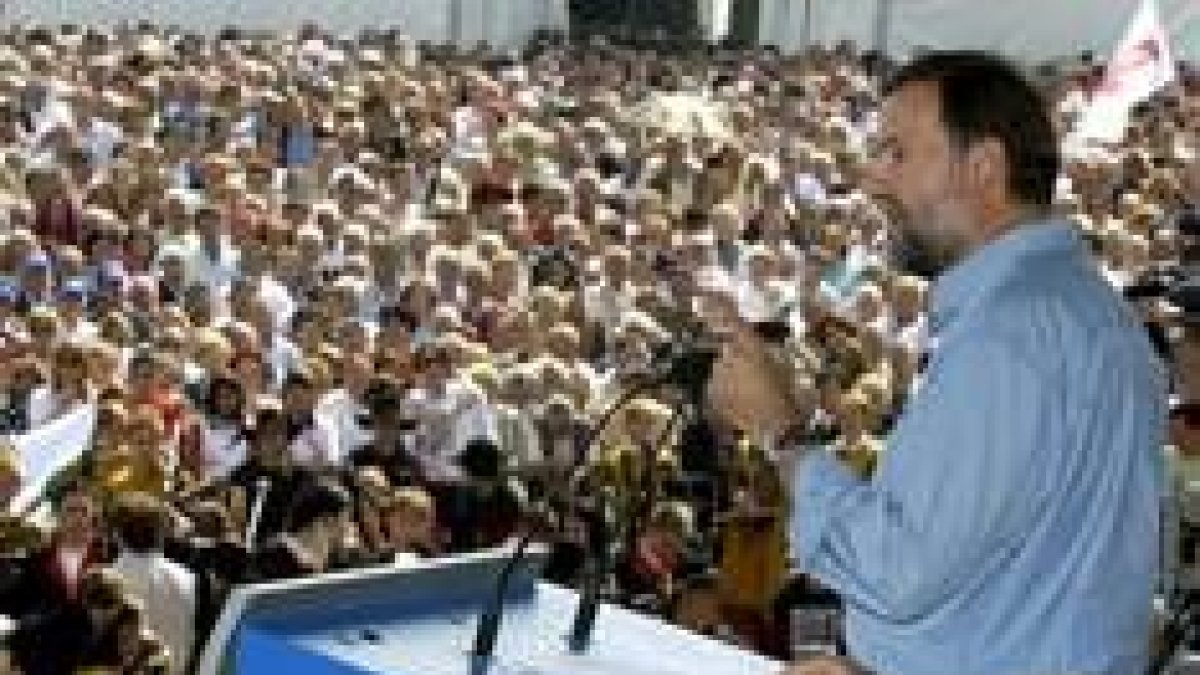El secretario general del PP, Mariano Rajoy, ayer, en el mitin ante miles de militantes populares