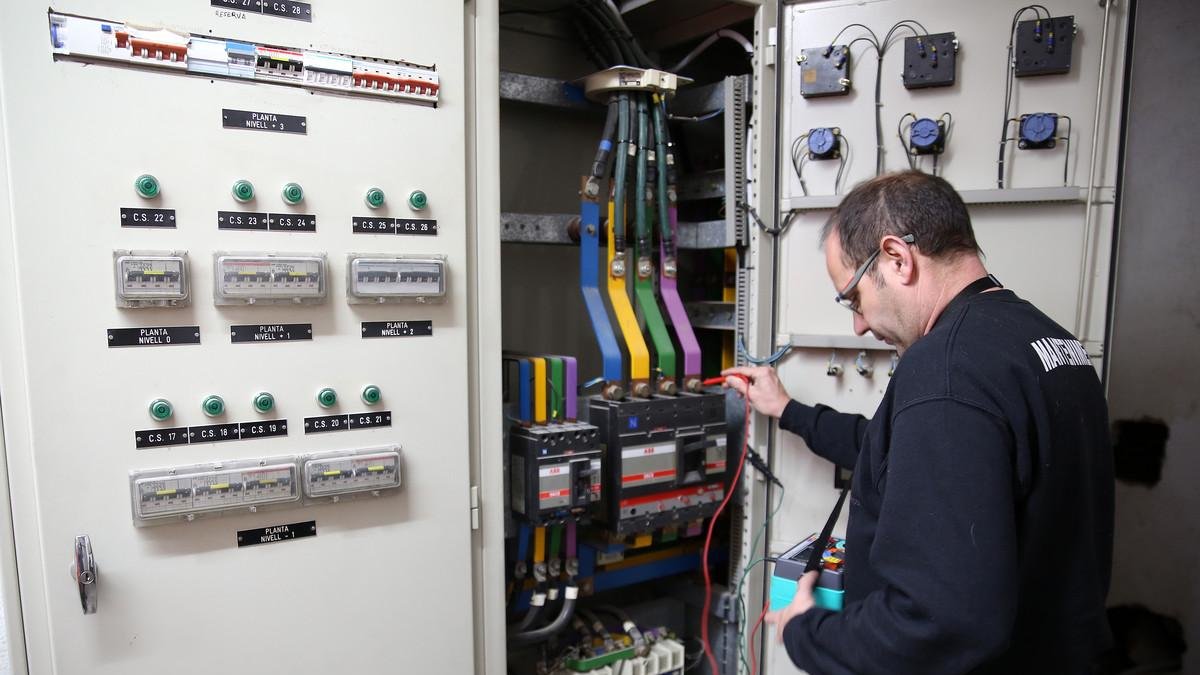Un trabajador autónomo durante su jornada laboral como lampista. /