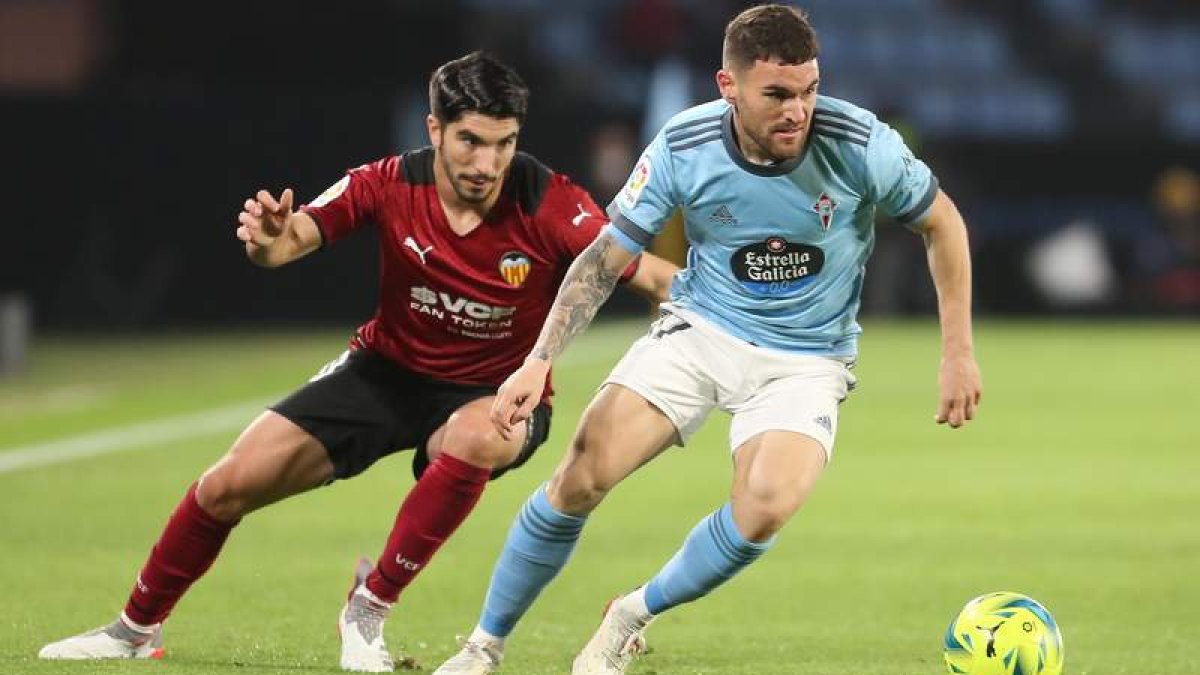 Soler y Beltrán pelean por un balón durante el partido entre Celta de Vigo y Valencia. SALVADOR SAS