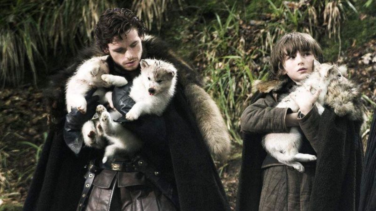 Imagen de la serie Juego de tronos en las que aparecen los cachorros de los famosos lobos huargos.