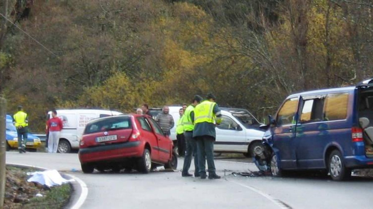 El fallecido viajaba en el Renault Clio rojo que tras chocar contra la furgoneta se empotró contra un muro de hormigón