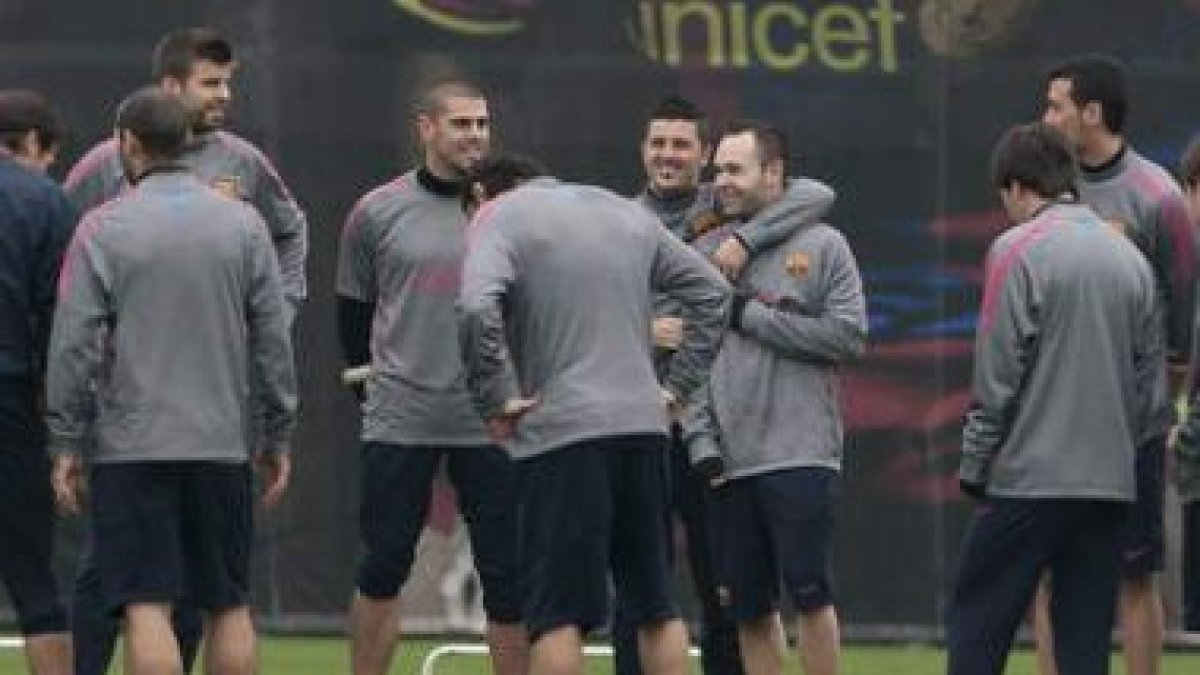 Los jugadores del F.C. Barcelona durante la sesión preparatoria del equipo azulgrana.