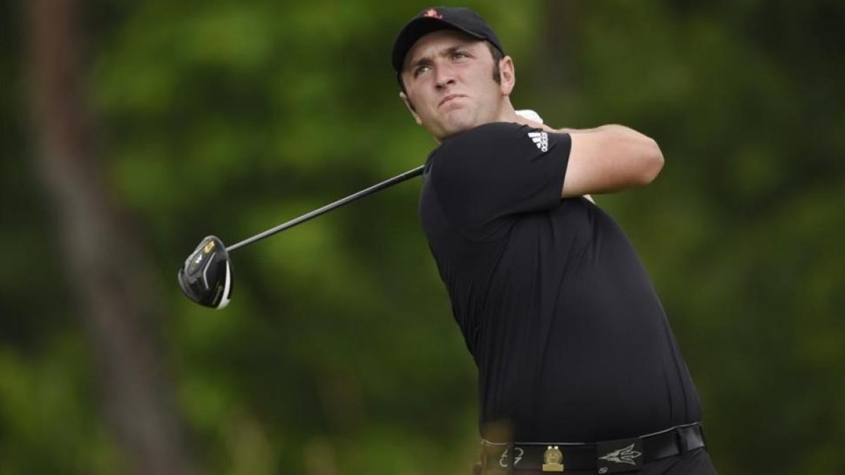Jon Rahm golpea la bola en uno de los hoyos de Oakmont, durante el Abierto de Estados Unidos
