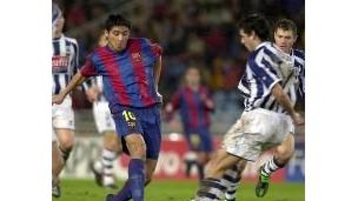 El barcelonista Riquelme lucha por un balón frente a un jugador donostiarra