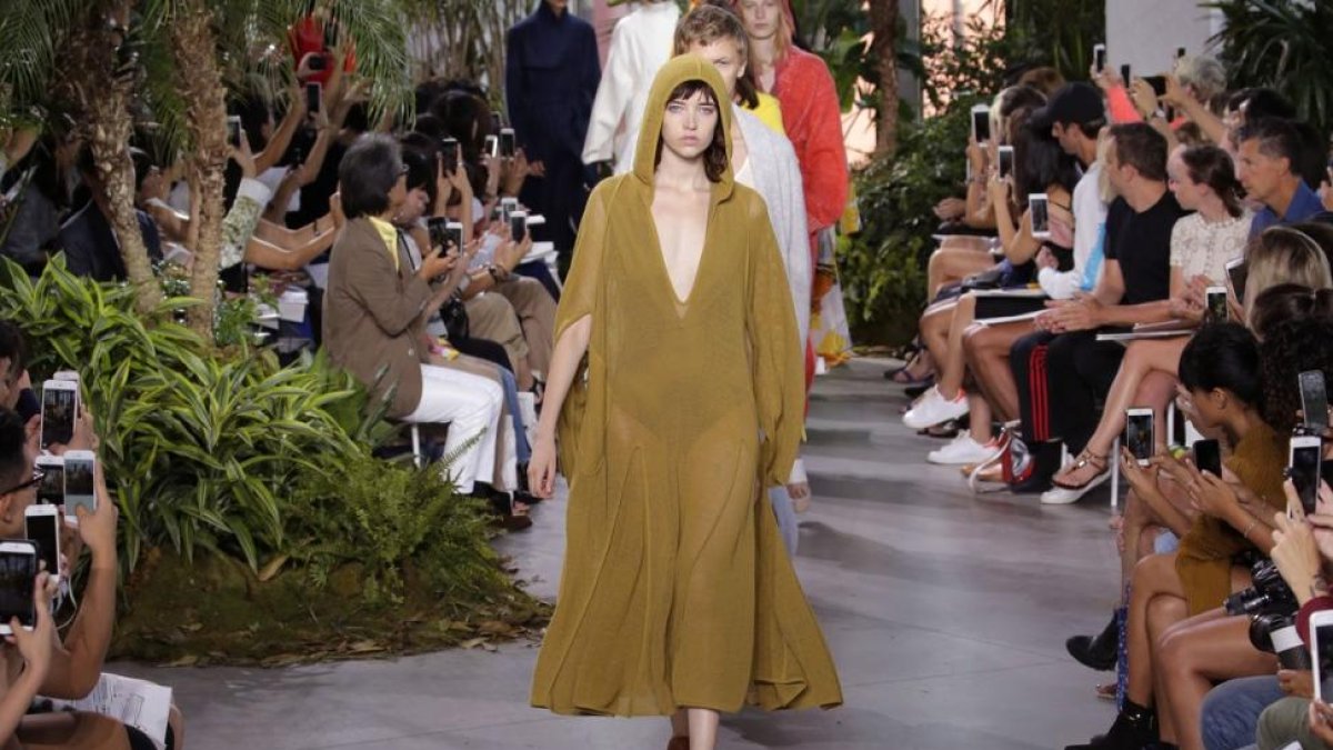 Una modelo desfila por la pasarela en el show de Lacoste durante la semana de la moda en Nueva York