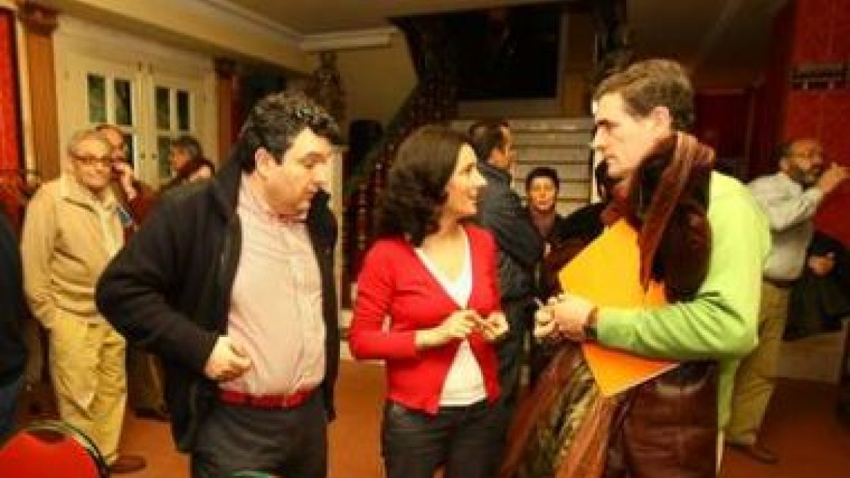Ramón y Belén Fernández, con el presidente de la IGP del pimiento