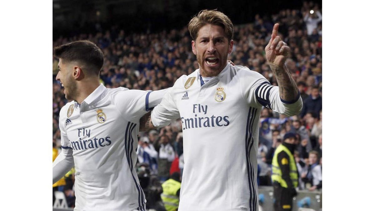 Sergio Ramos celebra el gol que le marcó de cabeza al Betis en el Santiago Bernabéu. J. J. GUILLÉN