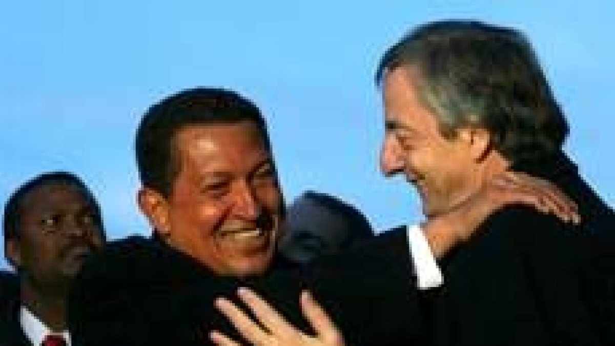Chávez abraza a Kirchner en su visita a Buenos Aires