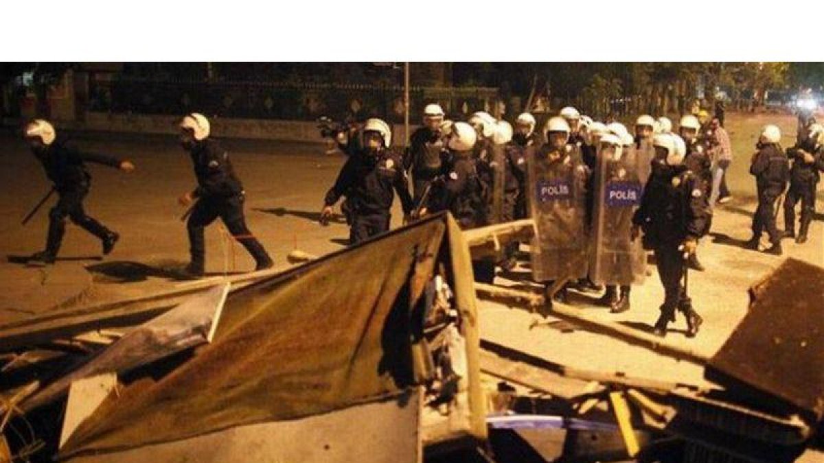 Policías antidisturbios pasan junto a una barricada en Ankara, este miércoles.